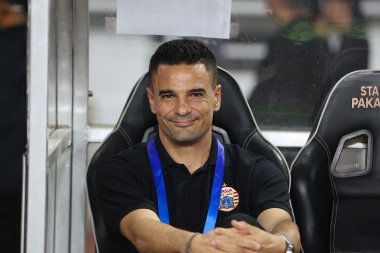 Carlos Pena Sedih dan Frustrasi Usai Dipecat Persija: Tapi, Saya Tetap Menegakkan Kepala