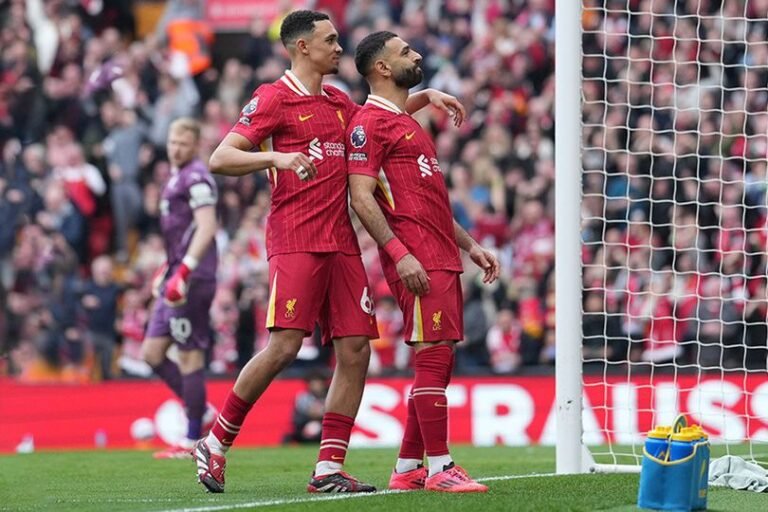 Fans Liverpool Ejek Trent, Salah Pasang Badan: Kasar, Harusnya Tidak Seperti Ini